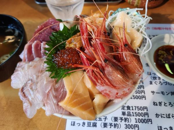 2025年7月追記:マルトマ食堂でサーモン親子丼&ビールの最高ランチ