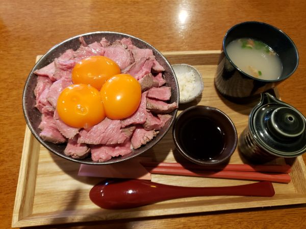 ニクニーズ(NIKU NEEDS&)のローストビーフ丼は、やわらか赤身肉と濃厚卵が絶妙にマッチ!