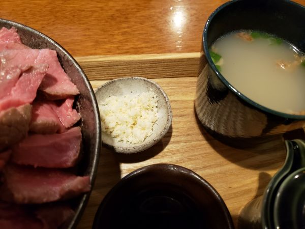 ニクニーズ(NIKU NEEDS&)のローストビーフ丼は、やわらか赤身肉と濃厚卵が絶妙にマッチ!