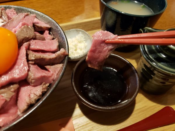 ニクニーズ(NIKU NEEDS&)のローストビーフ丼は、やわらか赤身肉と濃厚卵が絶妙にマッチ!