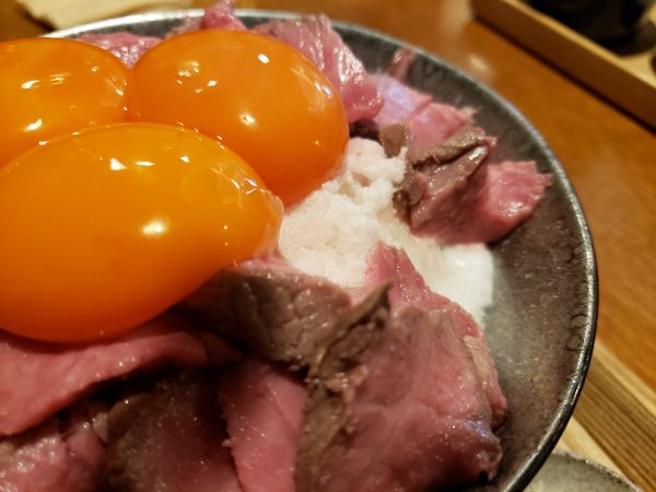 ニクニーズ(NIKU NEEDS&)のローストビーフ丼は、やわらか赤身肉と濃厚卵が絶妙にマッチ!