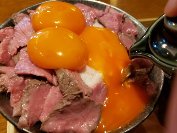 ニクニーズ(NIKU NEEDS&)のローストビーフ丼は、やわらか赤身肉と濃厚卵が絶妙にマッチ!