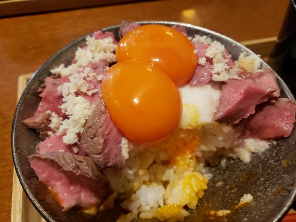 ニクニーズ(NIKU NEEDS&)のローストビーフ丼は、やわらか赤身肉と濃厚卵が絶妙にマッチ!