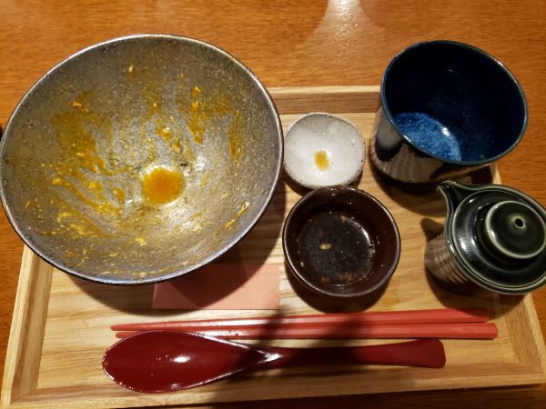 ニクニーズ(NIKU NEEDS&)のローストビーフ丼は、やわらか赤身肉と濃厚卵が絶妙にマッチ!