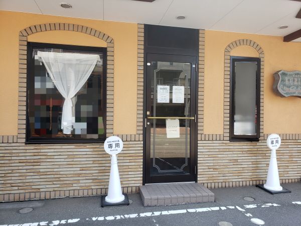 ニクニーズ(NIKU NEEDS&)のローストビーフ丼は、やわらか赤身肉と濃厚卵が絶妙にマッチ!