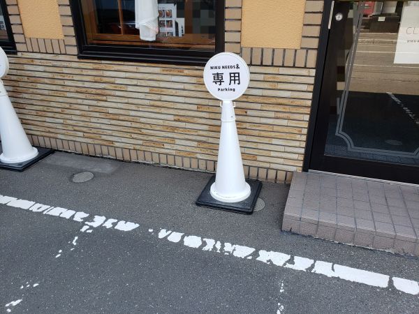 ニクニーズ(NIKU NEEDS&)のローストビーフ丼は、やわらか赤身肉と濃厚卵が絶妙にマッチ!