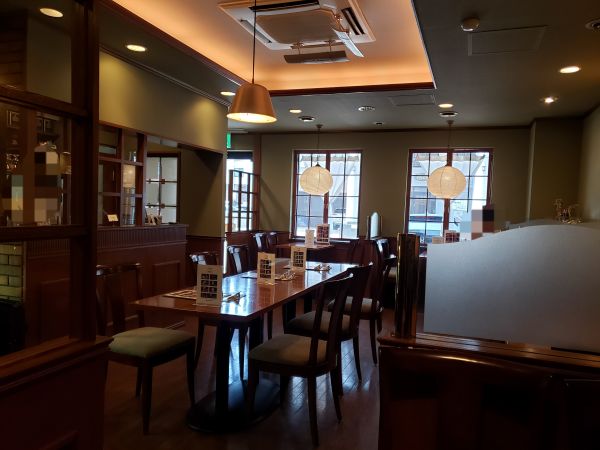 ニクニーズ(NIKU NEEDS&)のローストビーフ丼は、やわらか赤身肉と濃厚卵が絶妙にマッチ!