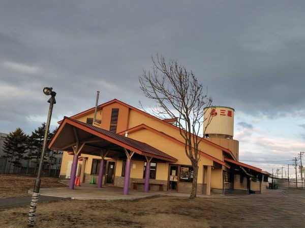 ⑧三星本店：苫小牧の老舗菓子メーカー。パンや笹寿司も人気