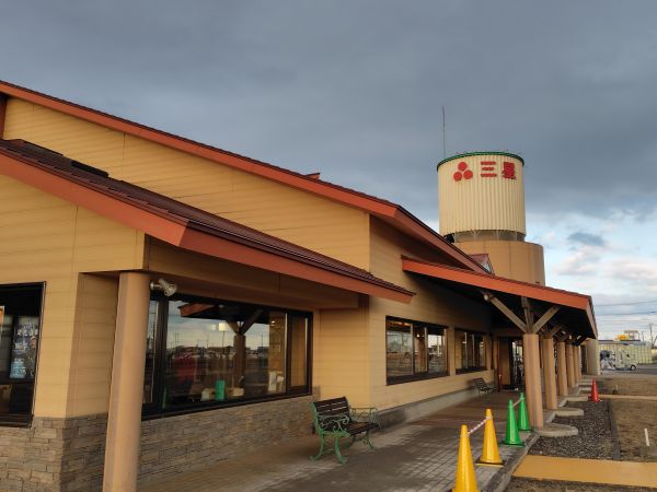 ⑧三星本店：苫小牧の老舗菓子メーカー。パンや笹寿司も人気