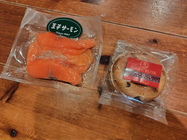 ②道の駅ウトナイ湖：ウトナイ湖が一望できる休憩スペースあり！お土産購入にぴったりの人気スポット