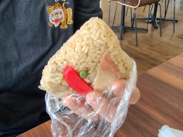 ②道の駅ウトナイ湖：ウトナイ湖が一望できる休憩スペースあり！お土産購入にぴったりの人気スポット