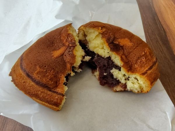 ②道の駅ウトナイ湖：ウトナイ湖が一望できる休憩スペースあり！お土産購入にぴったりの人気スポット