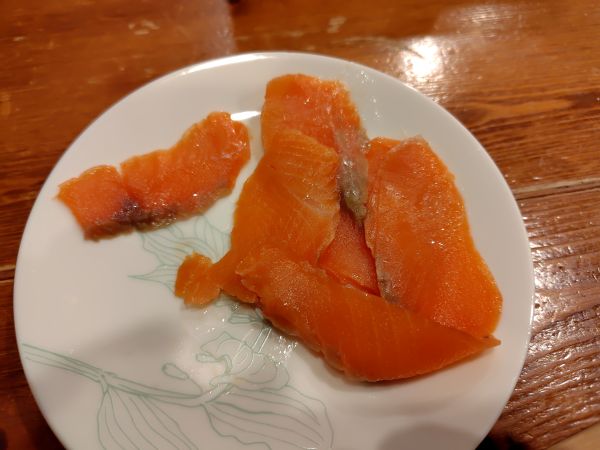 ②道の駅ウトナイ湖：ウトナイ湖が一望できる休憩スペースあり！お土産購入にぴったりの人気スポット