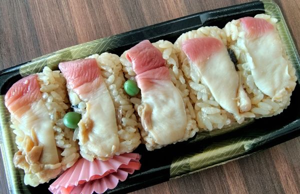 ②道の駅ウトナイ湖：ウトナイ湖が一望できる休憩スペースあり！お土産購入にぴったりの人気スポット