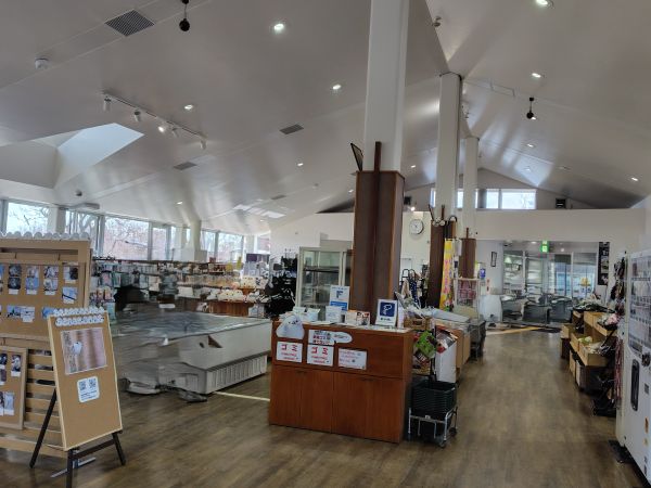 ②道の駅ウトナイ湖：ウトナイ湖が一望できる休憩スペースあり！お土産購入にぴったりの人気スポット