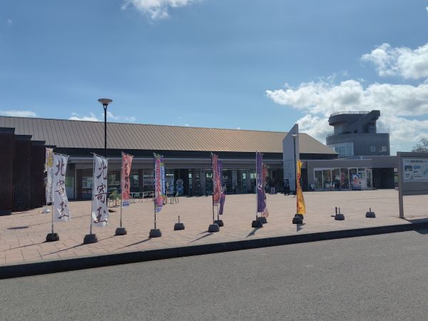 ②道の駅ウトナイ湖：ウトナイ湖が一望できる休憩スペースあり！お土産購入にぴったりの人気スポット