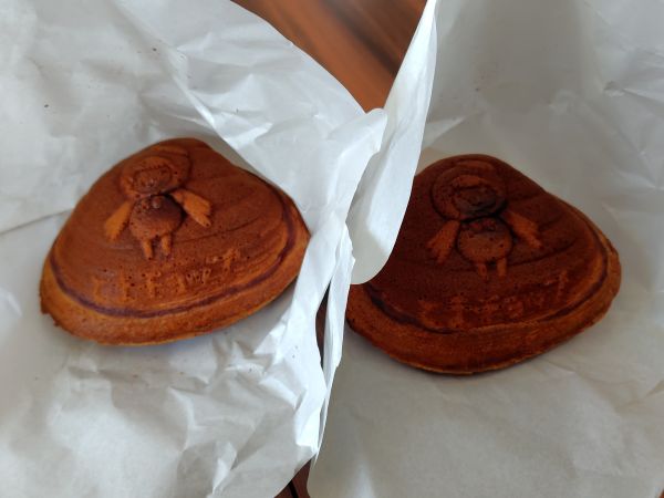 ②道の駅ウトナイ湖：ウトナイ湖が一望できる休憩スペースあり！お土産購入にぴったりの人気スポット