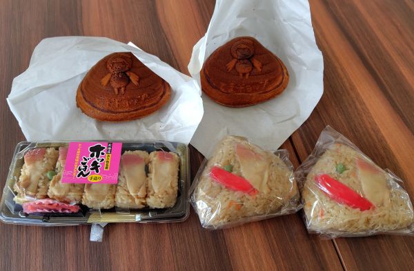 ②道の駅ウトナイ湖：ウトナイ湖が一望できる休憩スペースあり！お土産購入にぴったりの人気スポット