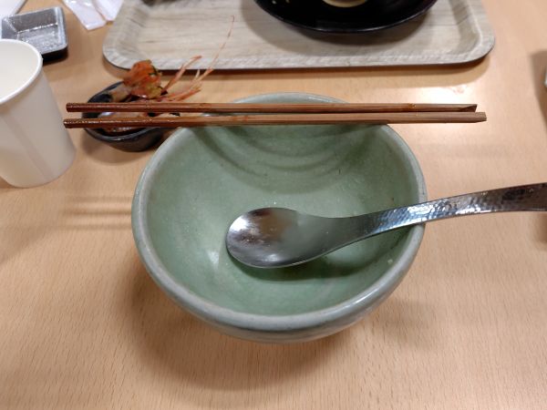 海鮮丼とと丸のサーモンてっぺん丼は脂が乗っていて美味しかった!