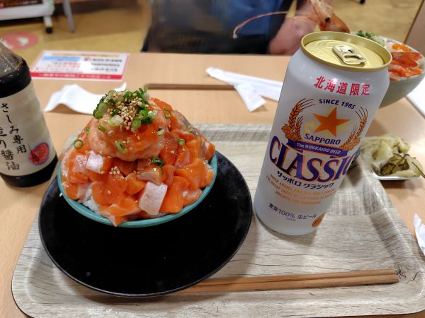 海鮮丼とと丸のサーモンてっぺん丼は脂が乗っていて美味しかった!