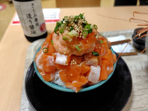 海鮮丼とと丸のサーモンてっぺん丼は脂が乗っていて美味しかった!