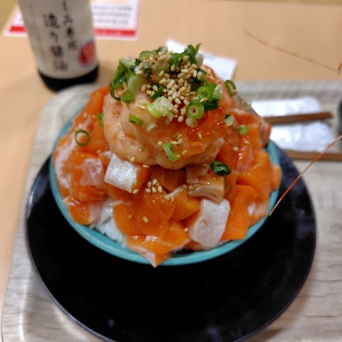 海鮮丼とと丸の美味しいサーモン丼を実食【道の駅サーモンパーク千歳のフードコートグルメ】