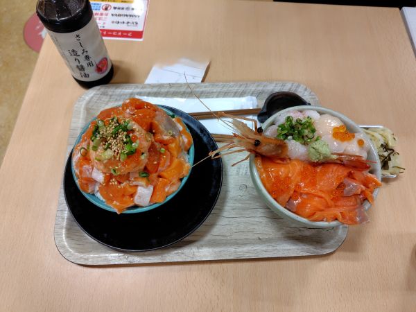 海鮮丼とと丸のサーモンてっぺん丼は脂が乗っていて美味しかった!