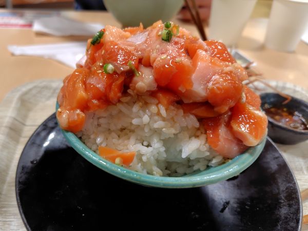 海鮮丼とと丸のサーモンてっぺん丼は脂が乗っていて美味しかった!