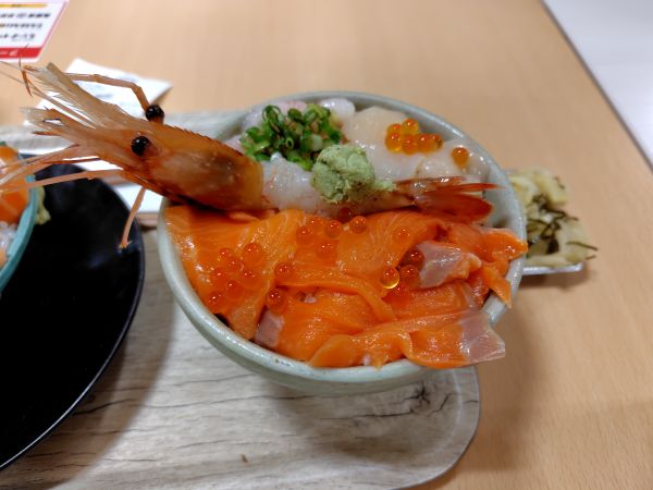 海鮮丼とと丸のサーモンてっぺん丼は脂が乗っていて美味しかった!