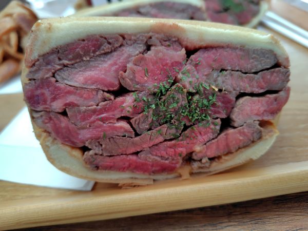 余市の絶品でボリューミーな和牛ステーキサンドを食べてみて