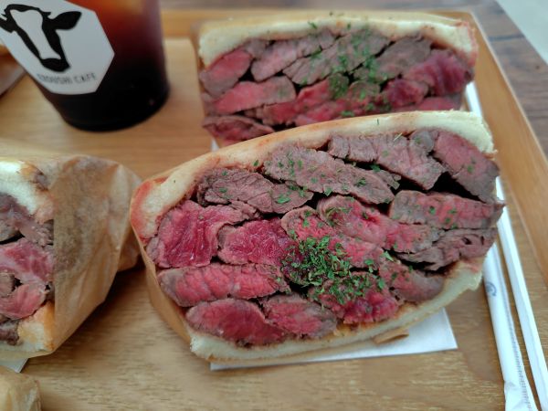 えぞうしカフェの倍乗せ和牛ステーキサンドは目にも舌にも美味しい!