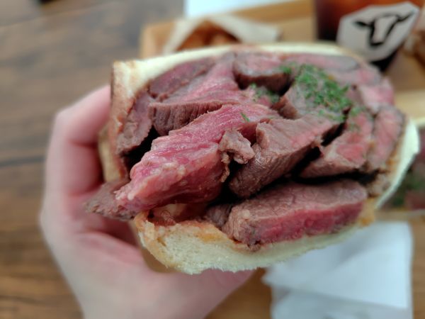 えぞうしカフェの倍乗せ和牛ステーキサンドは目にも舌にも美味しい!