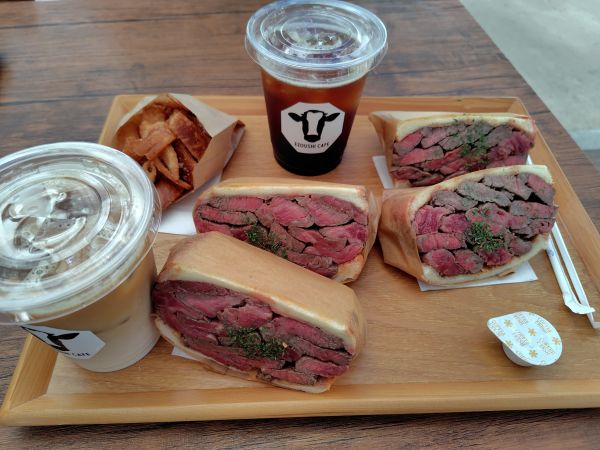 えぞうしカフェの倍乗せ和牛ステーキサンドは目にも舌にも美味しい!