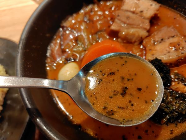GARAKU(ガラク)のスープカレーは、コク旨でダシの効いたスープが美味!