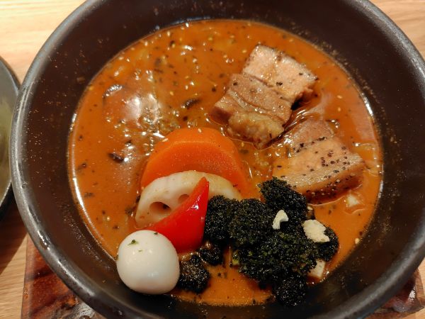 GARAKU(ガラク)のスープカレーは、コク旨でダシの効いたスープが美味!